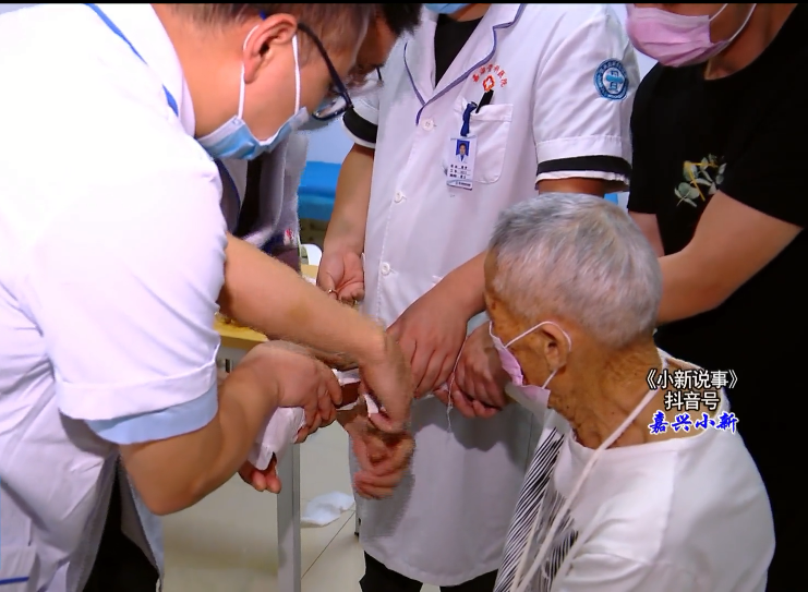 97岁高龄老人，传统复位免于手术4.png
